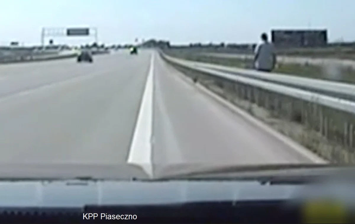 Mandat karny w kwocie 550 zł musi zapłacić 38-letni mężczyzna, który szedł drogą ekspresową S7 w rejonie Piaseczna. Mężczyzna był pijany.