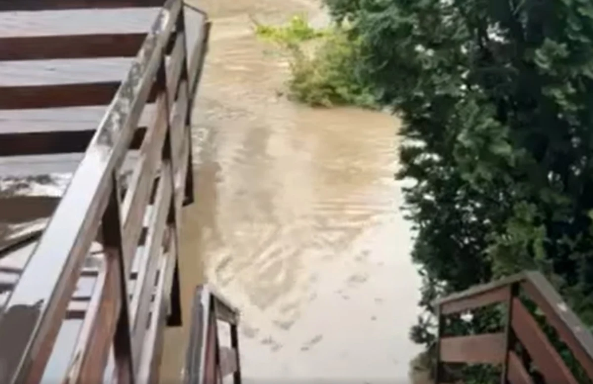 Adam Małysz przekazał przykre informacje. Nawałnice, które w weekend przechodziły m.in. nad województwem śląskim, nie oszczędziły jego galerii trofeów w Wiśle. Były znakomity skoczek, a obecnie prezes PZN pokazał też nagranie.