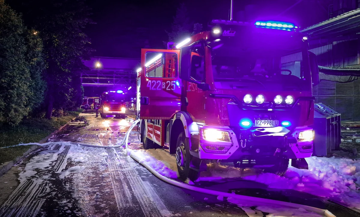 Na 30 mln euro oszacowano wstępnie straty po pożarze hali produkcyjnej firmy oponiarskiej w Dębicy. Sprawę badają śledczy z Prokuratury Rejonowej. Przyczyny wybuchu ognia wskaże biegły z zakresu pożarnictwa.

