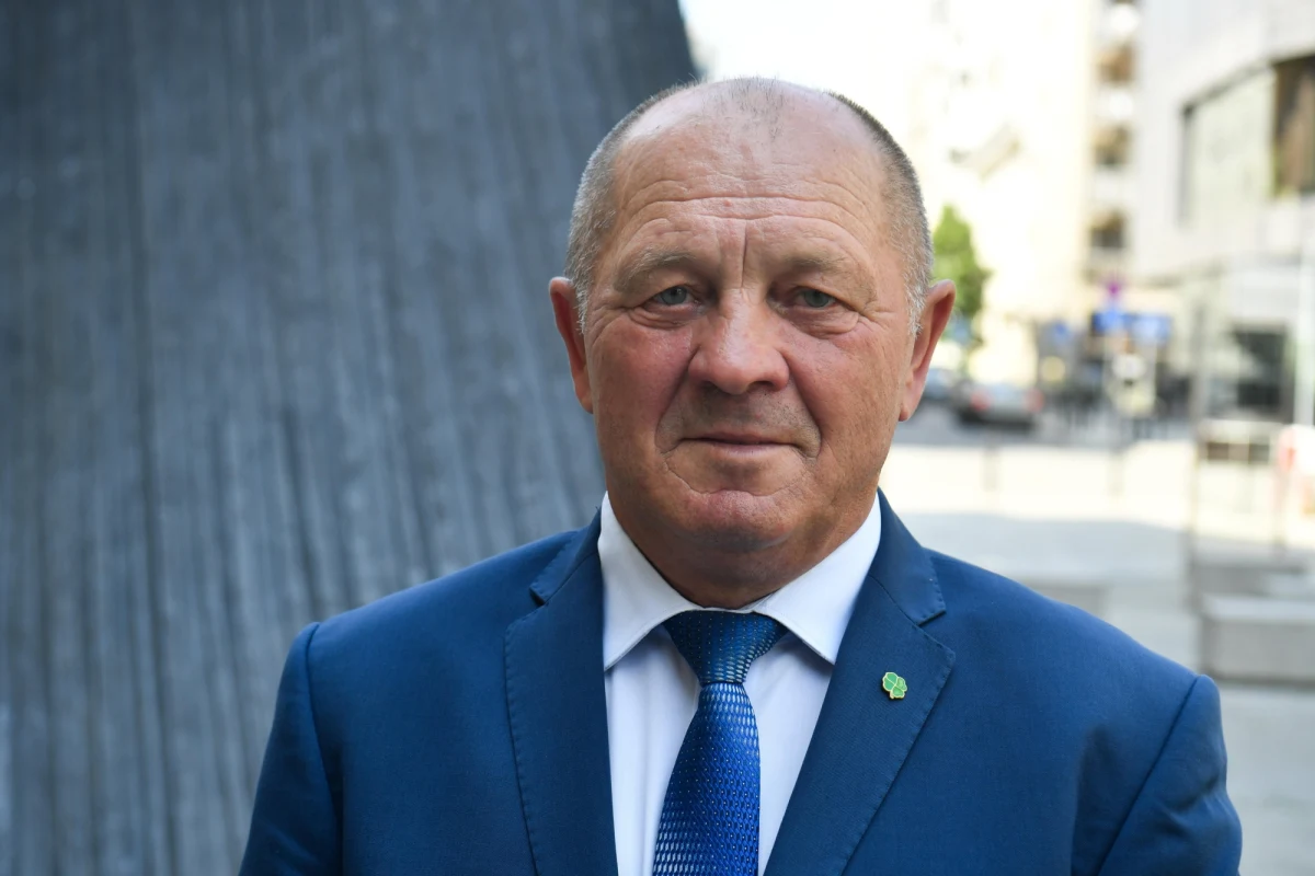 Donald Tusk poinformował, że na liście wyborczej Koalicji Obywatelskiej znajdzie się Roman Giertych. Polityk powalczy o miejsce w Sejmie w okręgu świętokrzyskim z Jarosławem Kaczyńskim. Tak decyzję lidera Platformy Obywatelskiej komentuje poseł Polskiego Stronnictwa Ludowego Marek Sawicki: "Tusk szuka antidotum na Kaczyńskiego. Myślał, że spotka się z nim w Warszawie. Nie udało się. Więc wysyła mu w szranki Romana Giertycha, jego wicepremiera". Gość Tomasza Terlikowskiego w internetowym Radiu RMF24 wyjaśnia powody wyboru Giertycha na listy KO.