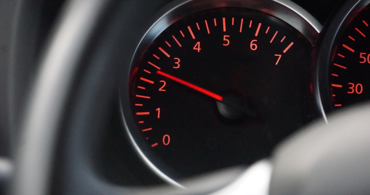 Silnik wchodzi na wysokie obroty po włączeniu. Kiedy to normalne?