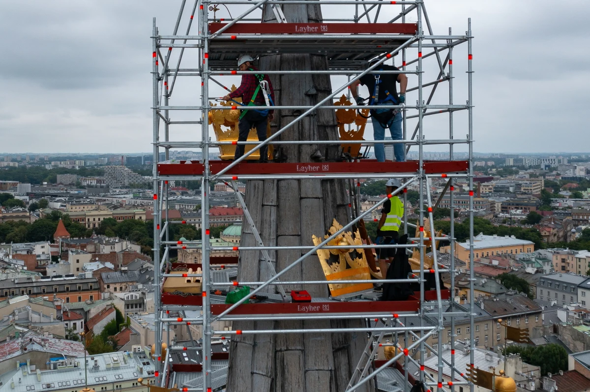 XVII-wieczna korona królewska po renowacji wróciła dziś na wieżę bazyliki Mariackiej w Krakowie. Ale rusztowania jeszcze nie znikną, bo nadal prowadzone będą prace wokół iglicy.