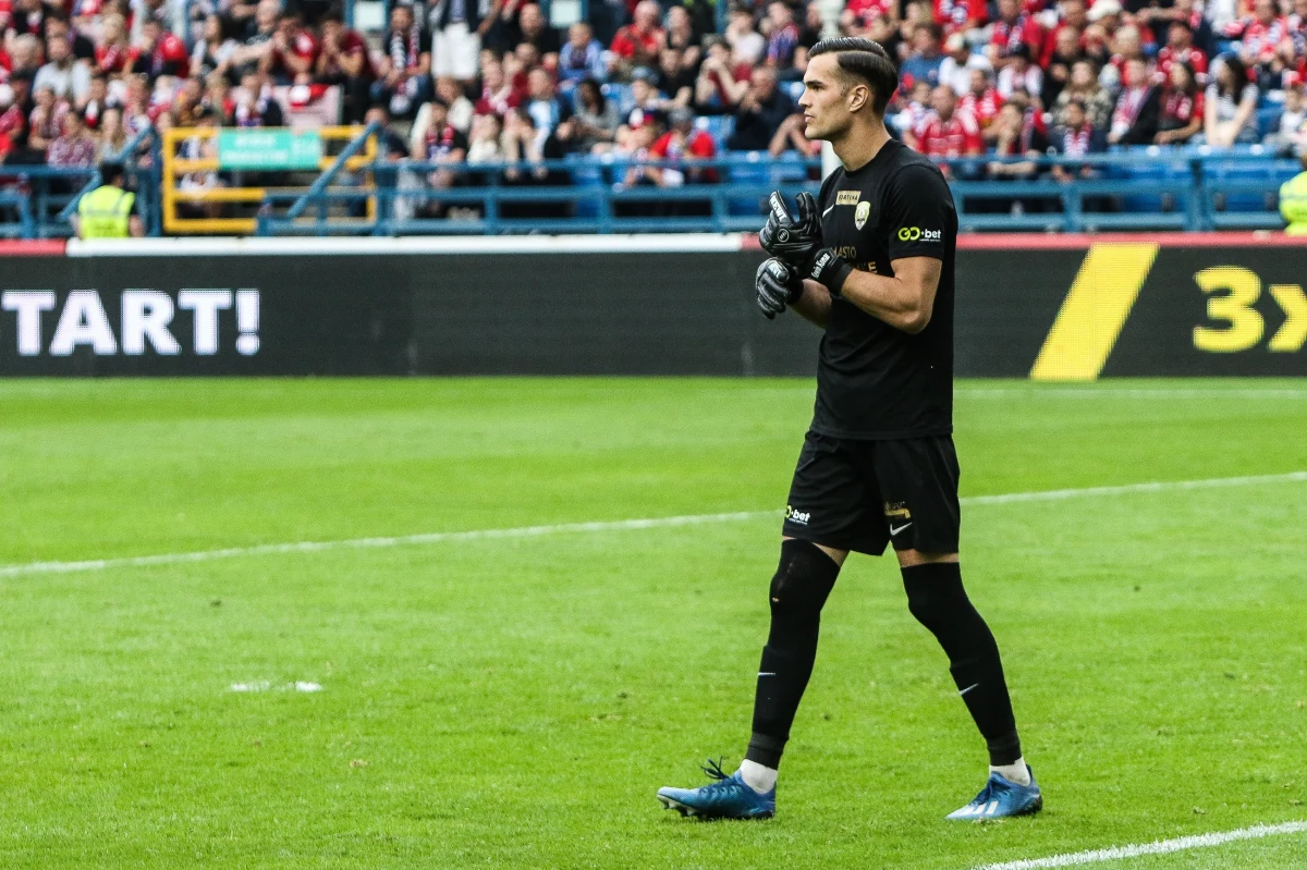 Nie ma wątków pseudokibicowskich, a są powody są obyczajowe. Dziennikarze RMF FM mają nowe fakty w sprawie sobotniego incydentu z udziałem bramkarza piłkarskiej drużyny Puszcza Niepołomice. 20-letni Kewin Komar po bójce w Nowym Wiśniczu w Małopolsce ma uszkodzoną rękę. 