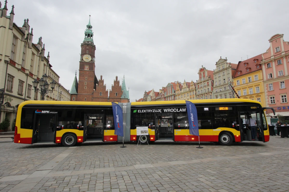 Flotę wrocławskiego MPK zasilił pierwszy autobus elektryczny Mercedes-Benz e-Citaro G. Będzie on kursować na linii K. Za ponad 50 mln zł zakupiono 13 takich pojazdów.