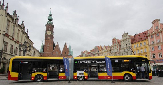 Flotę wrocławskiego MPK zasilił pierwszy autobus elektryczny Mercedes-Benz e-Citaro G. Będzie on kursować na linii K. Za ponad 50 mln zł zakupiono 13 takich pojazdów.