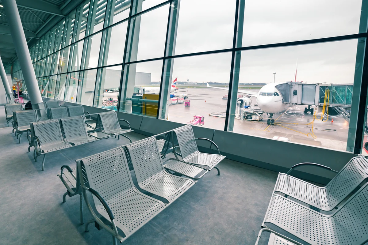 Ewakuacja na Lotnisku Chopina w Warszawie. Obywatel RPA w jednym ze swoich bagaży miał granat, w innym - cztery sztuki amunicji.