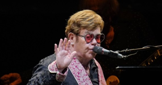 Elton John spędził noc w szpitalu. 76-letni wokalista trafił tam, po tym, jak przewrócił się w swojej willi w Nicei. Nowe informacje w sprawie stanu zdrowia muzyka wydał jego rzecznik.