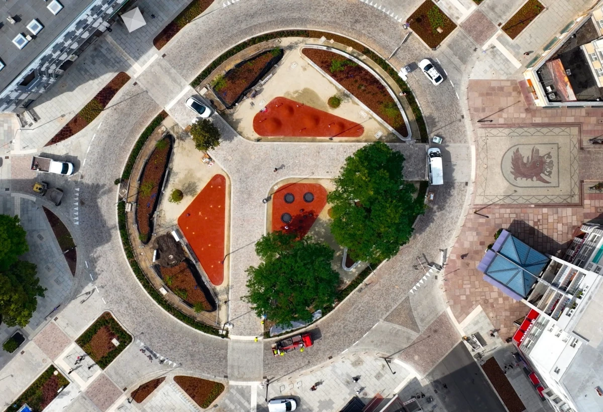 To ma być nowy "salon" Szczecina. Przebudowany przez ostatnie dwa lata odcinek alei Wojska Polskiego został już otworzony dla pieszych i dla kierowców. Zmian jest bardzo dużo - zniknęła sygnalizacja świetlna, zamiast dwóch pasów jest jeden.