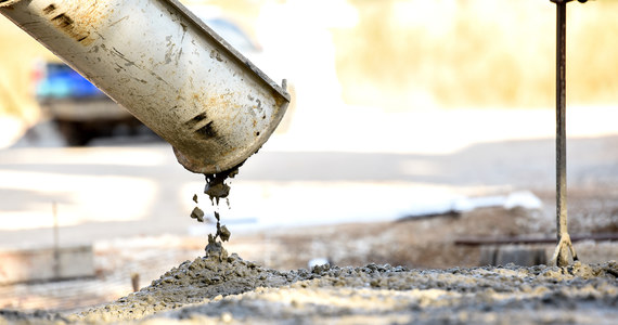 Rozlany beton spowodował utrudnienia w ruchu na Wale Miedzeszyńskim na wysokości ul. Narodowej w Warszawie. W wyniku incydentu zablokowany został na długości 20 metrów pas w kierunku Józefowa - przekazała mł. asp. Małgorzata Gębczyńska z policji na Pradze Południe.