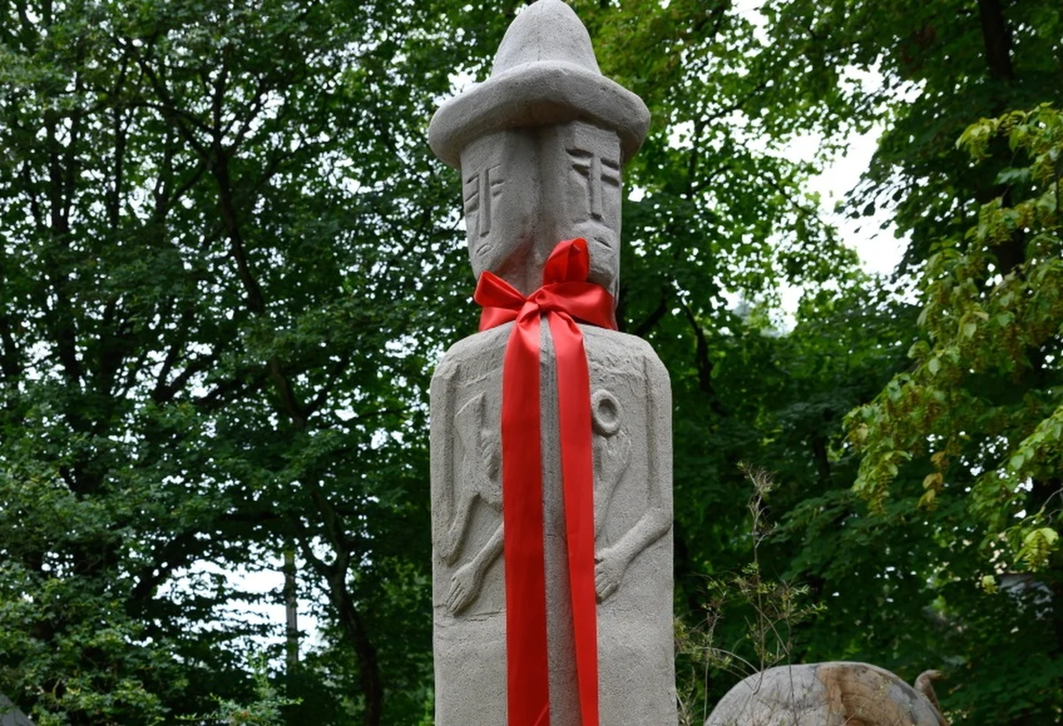 Kopię posągu Światowida ze Zbrucza odsłonięto w Muzeum-Pracowni Literackiej Arkadego Fiedlera w podpoznańskim Puszczykowie. Oryginalna figura, która została wydobyta w 1848 r. z koryta rzeki Zbrucz, na terenie dzisiejszej Ukrainy, znajduje się w muzeum w Krakowie.