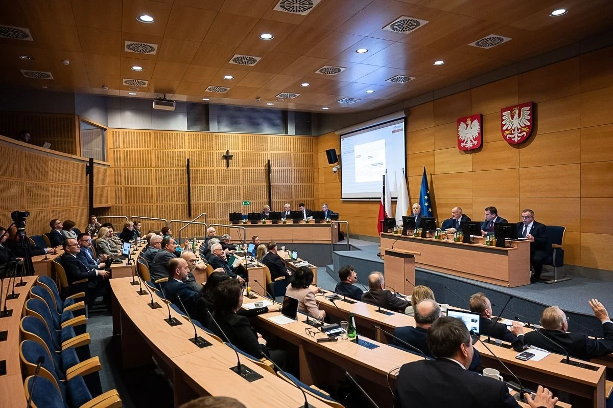 Termin wymiany tzw. pieców bezklasowych pozostaje w Małopolsce niezmienny - zdecydowali radni województwa. Podczas poniedziałkowej sesji odrzucili oni projekt obywatelskiej uchwały wydłużającej czas wymiany kopciuchów do stycznia 2026 roku.