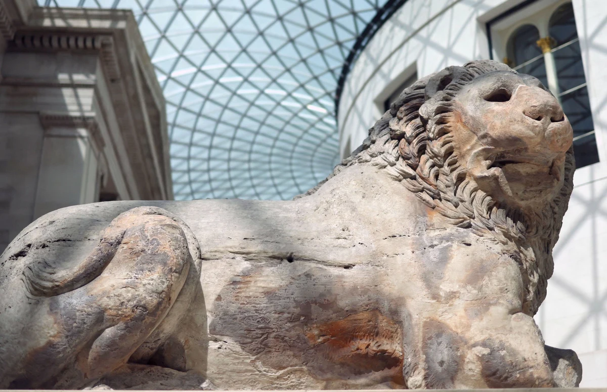 Chińskie media wzywają British Museum do zwrócenia cennych artefaktów. Apel to pokłosie skandalu w londyńskiej placówce. Ze zbiorów instytucji zniknęło prawie 2 tysiące eksponatów pochodzących z różnych zakątków świata. 