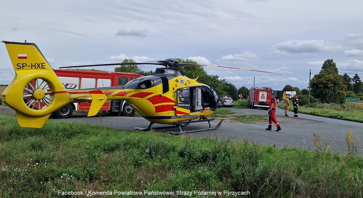 Jedna osoba w stanie ciężkim została zabrana przez śmigłowiec Lotniczego Pogotowia Ratunkowego po wypadku w rejonie miejscowości Lipiany w Zachodniopomorskiem. Pomocy medycznej wymagała również druga z osób rannych w zdarzeniu.
