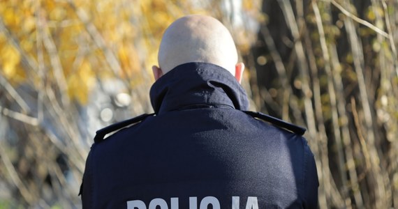 Policja wszczęła postępowanie dyscyplinarne i procedurę zwolnienia ze służby funkcjonariusza z Białegostoku. Ma to związek z zarzutami, które prokuratura postawiła mundurowemu w śledztwie związanym z nieuprawnionym nadawaniem sygnałów radio-stop i zatrzymaniem pociągów.
