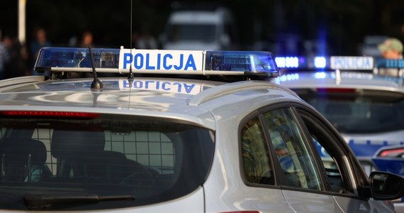 43-letni policjant spowodował wypadek samochodowy w Biłgoraju (woj. lubelskie). Funkcjonariusz, który jechał w dniu wolnym od służby, miał 2,5 promila alkoholu. W aucie było też 9-letnie dziecko. 