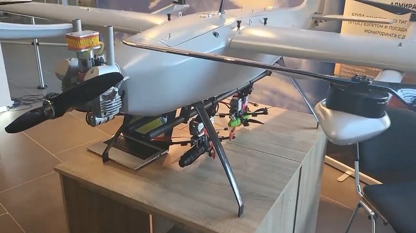 Rosjanie bardzo szybko rozwijają swoją flotę dronów. Właśnie zaprezentowano pierwszy w historii lotniskowiec dla dronów, który może przenosić dwa urządzenia kamikadze.