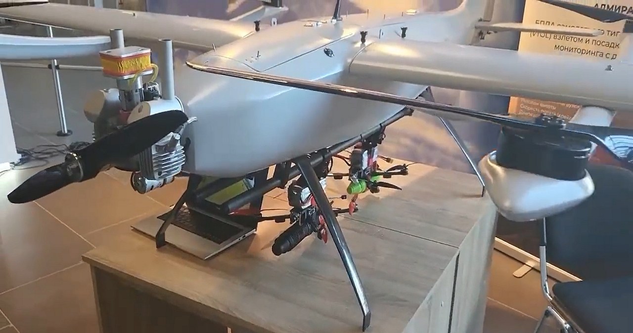 Rosjanie bardzo szybko rozwijają swoją flotę dronów. Właśnie zaprezentowano pierwszy w historii lotniskowiec dla dronów, który może przenosić dwa urządzenia kamikadze.