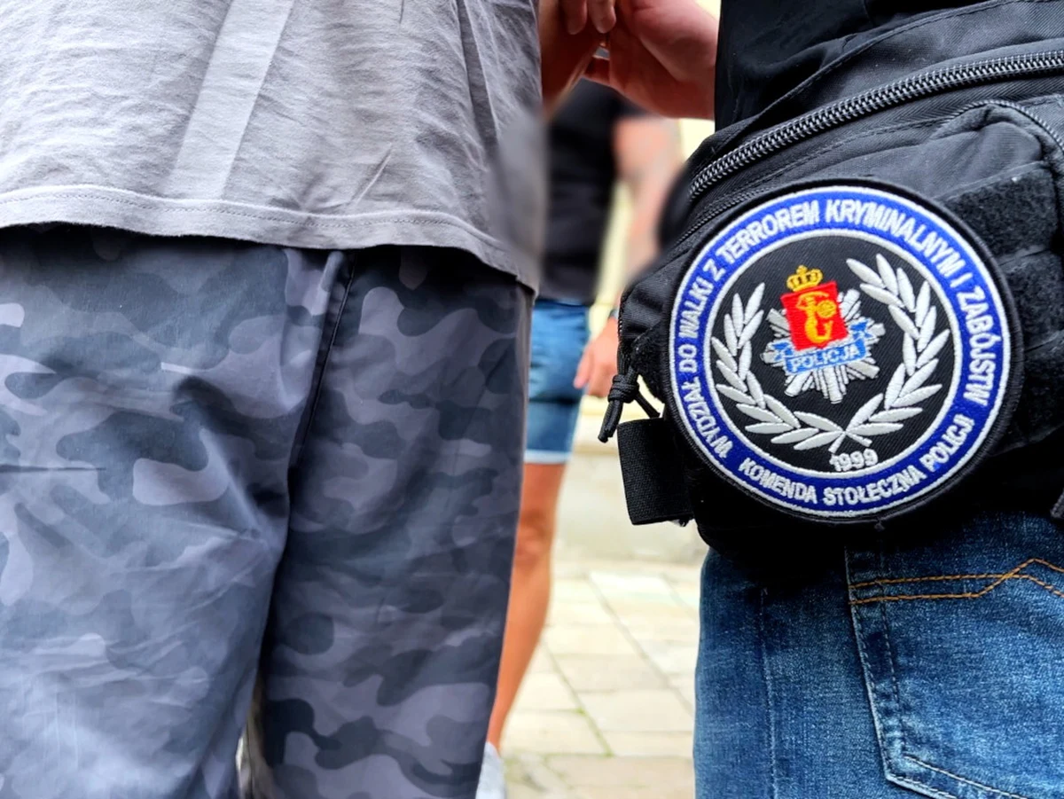 Policjanci zatrzymali dwóch mężczyzn podejrzanych o to, że 21 lat temu w restauracji  przy ul. Ząbkowskiej w Warszawie zabili członka konkurencyjnej grupy przestępczej. Według śledczych była to egzekucja. Sprawcy oddali strzały z broni automatycznej i uciekli.  