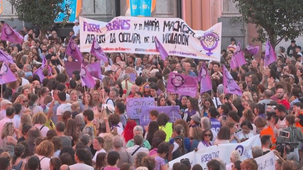 Na ulicach Madrytu pojawili się demonstranci nawołujący do usunięcia Luisa Rubialesa. Protest ten jest spowodowany sytuacją, do której doszło podczas wręczania medali mistrzostw świata, kiedy to Rubiales pocałował Jennifer Hermoso. 