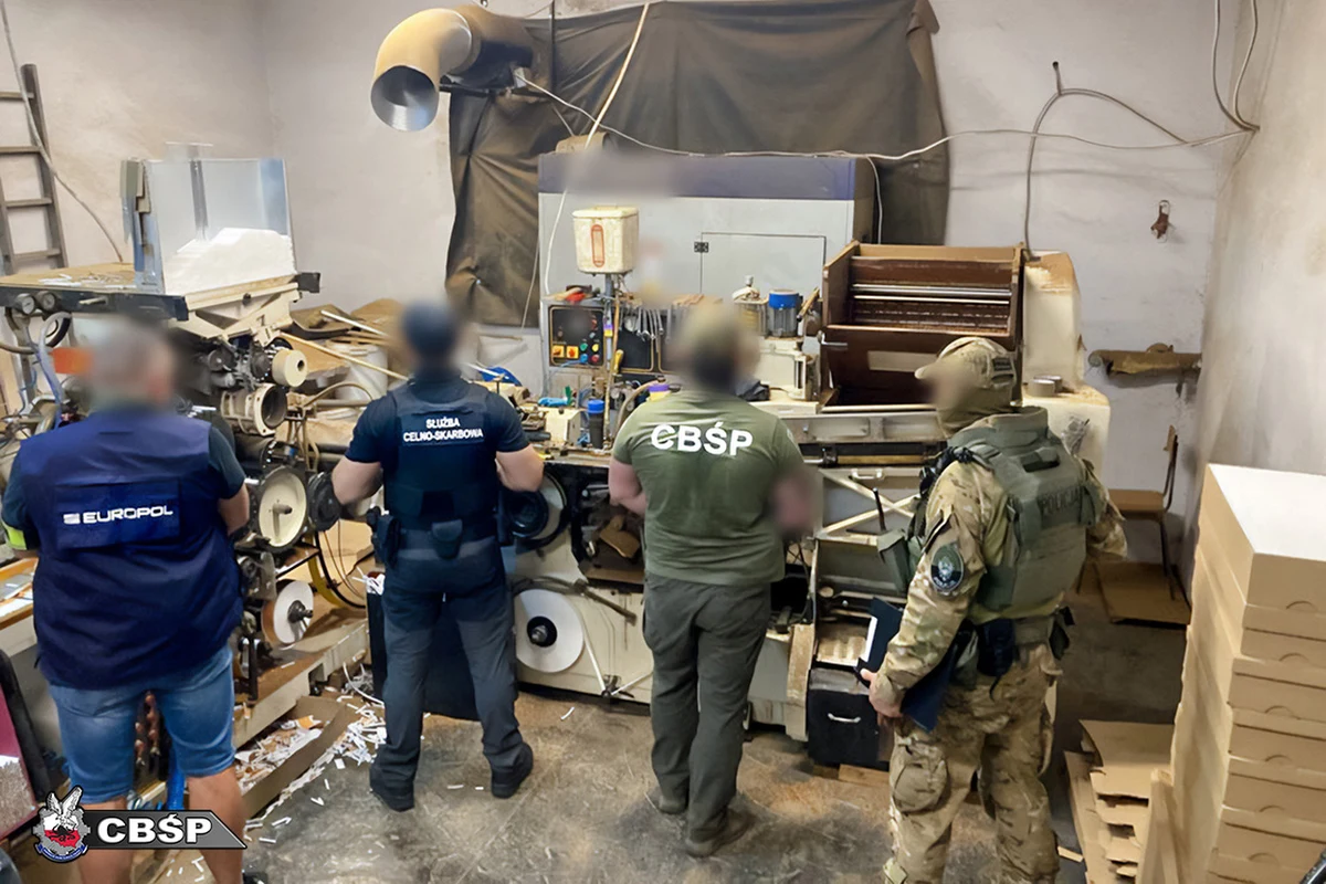 Gigantyczna akcja policji. W Wielkopolsce zlikwidowano fabrykę, pakowalnię i dwa magazyny z nielegalnymi wyrobami tytoniowymi. Zatrzymanych zostało 9 osób. Produkcja była prowadzona w dawnej fabryce mebli w powiecie kępińskim. W ciągu 8 godzin z linii mogło zejść nawet milion papierosów.