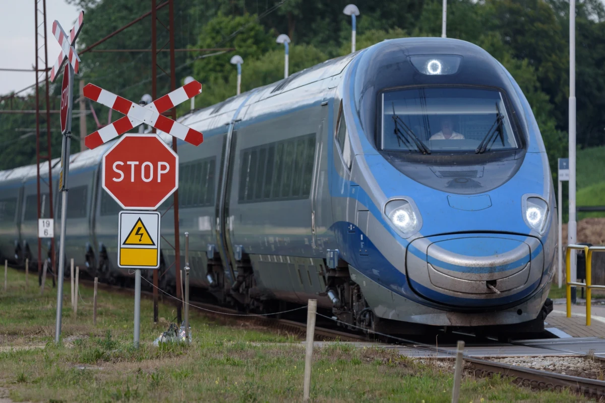 Kolejne incydenty na kolei związane z nieuprawnionym użyciem sygnału radio-stop. Tym razem odnotowano je w województwie łódzkim, a także opolskim, pomorskim i mazowieckim. Zatrzymano 25 pociągów pasażerskich.