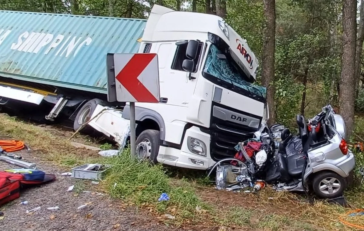 Dwa samochody osobowe i tir zderzyły się we wtorek w Kamieńczyku koło Wyszkowa na Mazowszu. Poszkodowane zostały cztery osoby. 