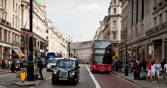 Od dziś cały Londyn objęty jest strefą niskiej emisji spalin. Kierowcy pojazdów, które się nie spełniają tych warunków, będą musieli płacić 12,5 funta dziennie za poruszanie się po mieście. 