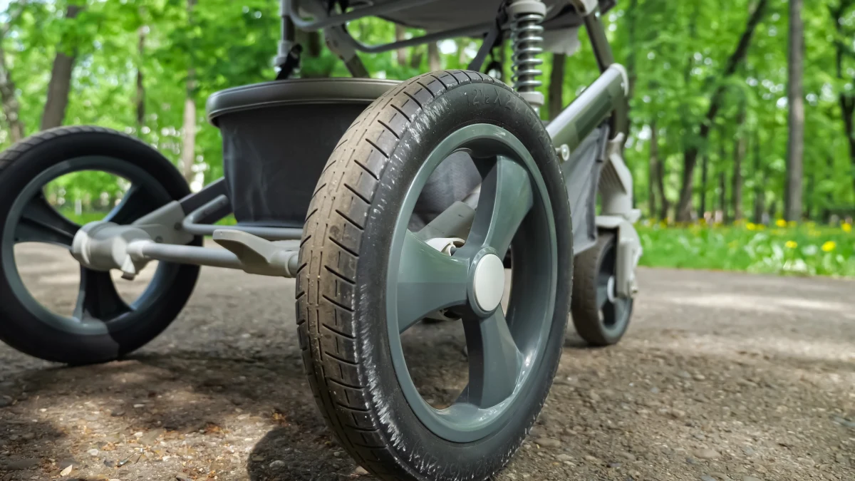 Na trzy miesiące trafiła do aresztu kobieta, która w warszawskiej Białołęce kopnęła wózek z niemowlakiem, a potem zaatakowała matkę dziecka. 42-latka była bardzo pobudzona i agresywna, także wobec policjantów.

