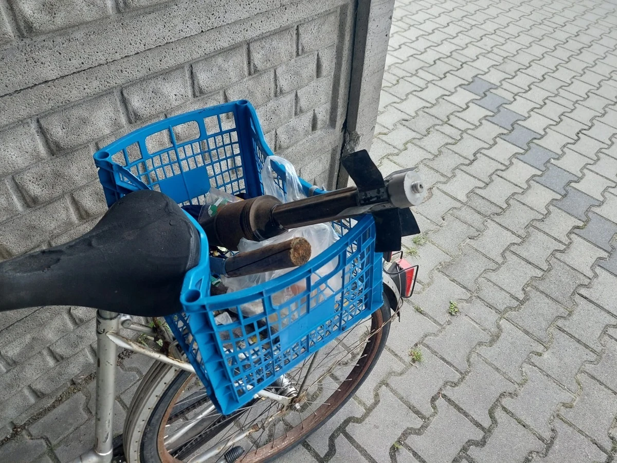 59-latek znalazł w polu pocisk do granatnika RPG-2 z lat 50. Mężczyzna przekonany, że amunicja z uszkodzonym zapalnikiem nie stanowi zagrożenia, zabrał go i w drodze do punktu skupu złomu zatrzymał się obok sklepu.

