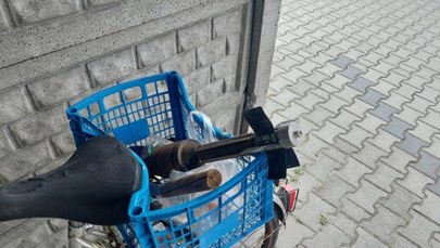 Z pociskiem w koszyku pojechał rowerem do sklepu 