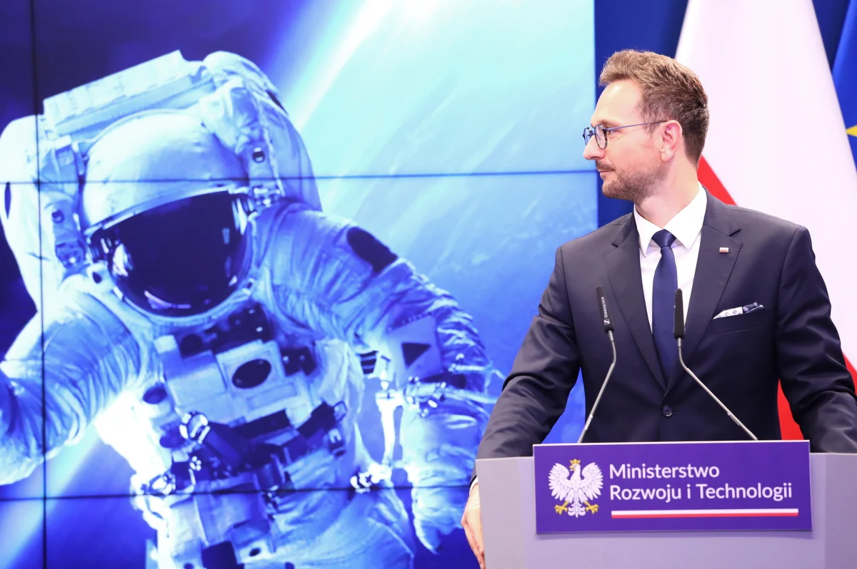 Polska i Europejska Agencja Kosmiczna (ESA) podpisały trzy porozumienia, które dotyczą m.in. udziału Polaka w misji kosmicznej na orbitę oraz staży polskich absolwentów w ESA - poinformował minister rozwoju i technologii Waldemar Buda. Polska zwiększa swoją aktywność w kosmosie - dodał. Największe szanse na to, by polecieć na orbitę, ma Sławosz Uznański.
