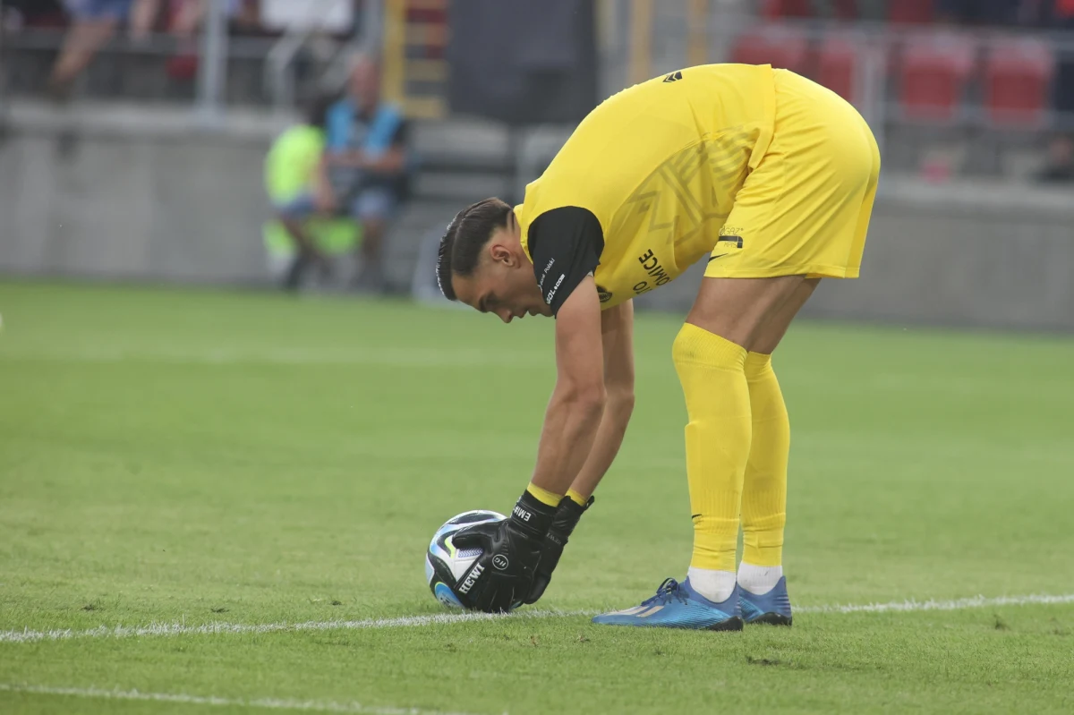 Dwa zawiadomienia trafiły do policjantów w Bochni i Krakowie po bójce z udziałem bramkarza piłkarskiej drużyny Puszczy Niepołomice Kewina Komara - dowiedział się reporter RMF FM. Do zdarzenia doszło w sobotę podczas festynu w Wiśniczu Małym. Poszkodowane zostały dwie osoby - piłkarz i jeszcze jeden młody mężczyzna.