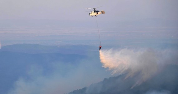 Aby stawić czoła ogromnym pożarom w Grecji, Unia Europejska wysłała do tego kraju 11 samolotów gaśniczych i 1 helikopter z rezerwy rescEU. Ponadto sześć krajów europejskich wysłało swoich strażaków za pośrednictwem Unijnego Mechanizmu Ochrony Ludności - informuje Komisja Europejska.
