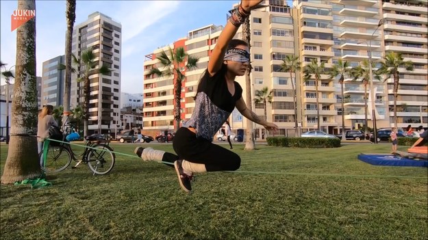 Slackline, czyli coraz bardziej popularne nawet w parkach spacerowanie po specjalnej taśmie, robi furorę na całym świecie - od amatorskich prób, po profesjonalne i mrożące krew w żyłam pokazy. Właśnie tak jak ten.