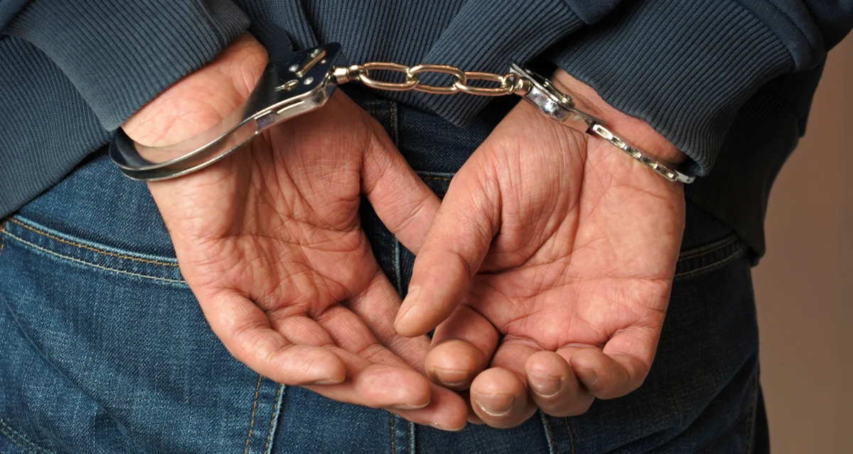 Sąd Rejonowy w Białymstoku podjął decyzję o areszcie dwóch mężczyzn podejrzanych o nieuprawnione blokowanie ruchu kolejowego w Białymstoku - dowiedział się reporter RMF FM. Jeden z nich, 29-letni białostocki policjant, od 5 lat służył w komendzie wojewódzkiej w Wydziale Techniki Operacyjnej. Oprócz niego, zarzuty usłyszał również jego 24-letni znajomy.