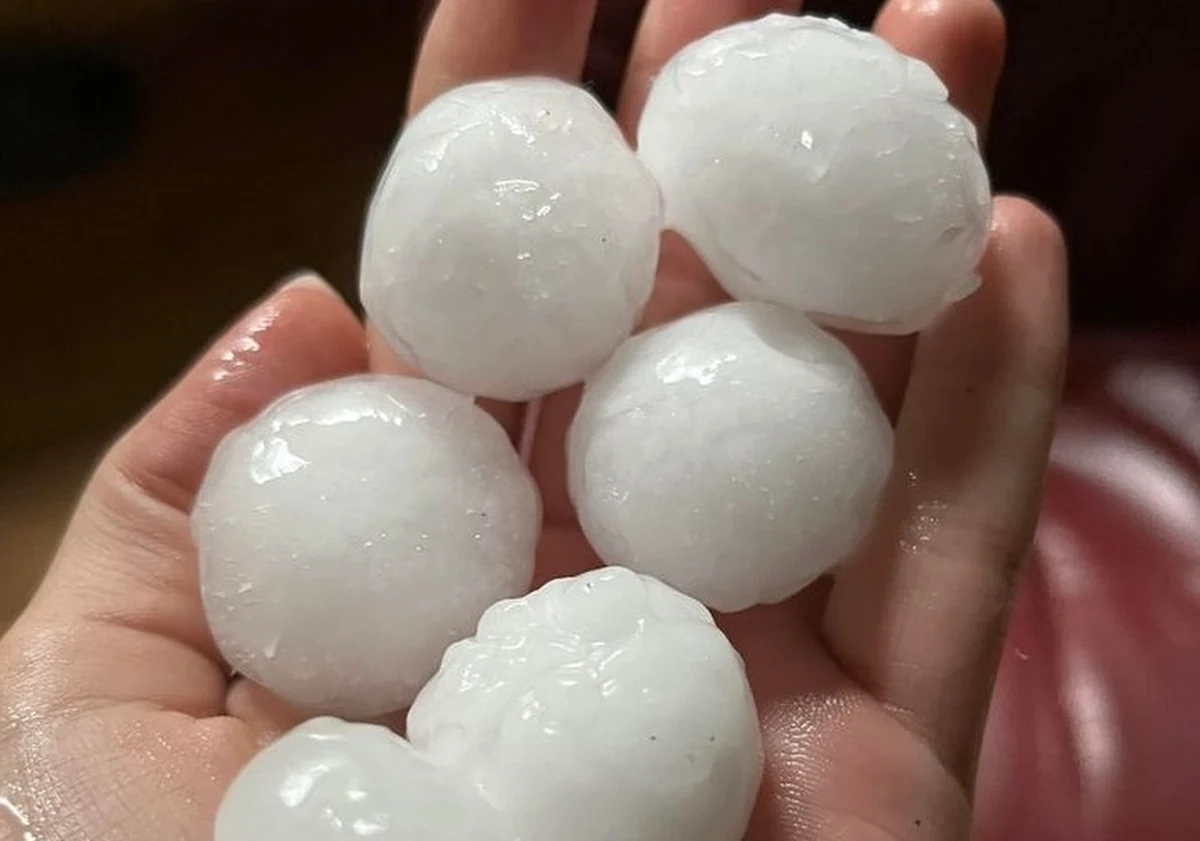 Oberwanie chmury, a także grad wielkości piłeczki pingpongowej m.in. w Nowym Sączu i Tarnowie. W związku z burzami Instytut Meteorologii i Gospodarki Wodnej dla wszystkich powiatów województwa małopolskiego wydał ostrzeżenie drugiego stopnia.