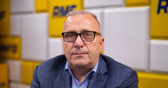 "Nie ma tej komisji" – stwierdził Grzegorz Schetyna pytany w Porannej rozmowie w RMF FM o komisję ds. rosyjskich wpływów. "To polityczna hucpa, która ma uderzyć w opozycję" – konkretnie w Donalda Tuska – dodał. "Senat mi smakuje" – tak skomentował fakt, że jego nazwiska nie ma na liście kandydatów Koalicji Obywatelskiej do Sejmu. Były szef PO argumentował w rozmowie z Piotrem Salakiem, że Roman Giertych jest dobrą kandydaturą Koalicji Obywatelskiej do Sejmu, gdzie w przyszłej kadencji mógłby kierować "komisją do rozliczenia PiS-u".