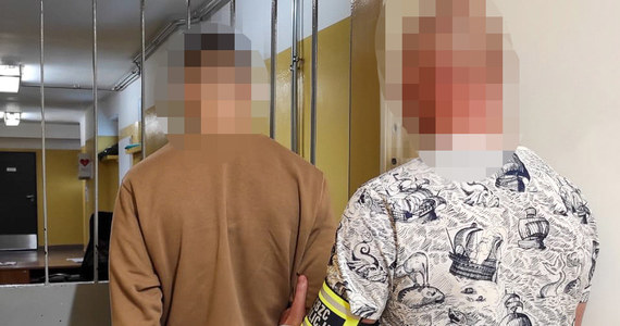 Policjanci zatrzymali w Lublinie młodych czterech mężczyzn podejrzanych o rozpowszechnianie pornografii dziecięcej. Stworzyli oni stronę, na której udostępniali użytkownikom internetu zdjęcia seksualnego wykorzystania małoletnich.


