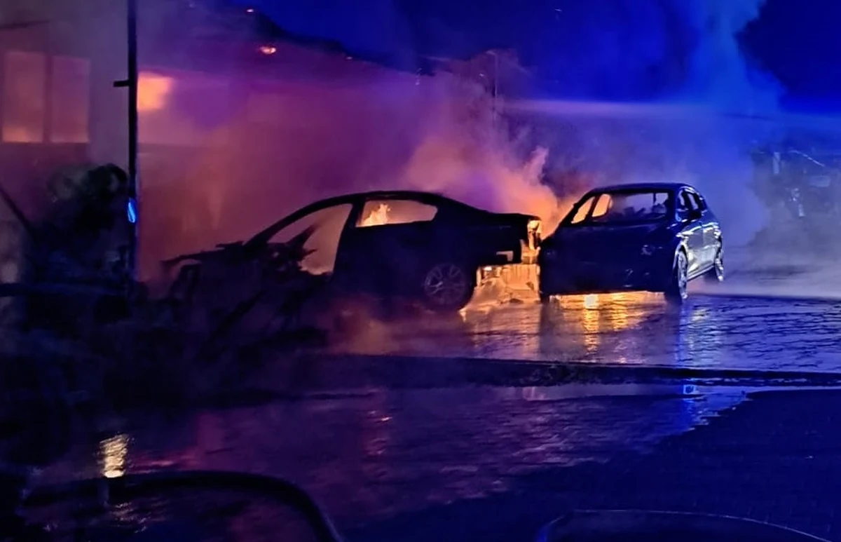 Siedem pojazdów spłonęło w pożarze warsztatu samochodowego pod Kielcami. Ogień wybuchł w środę nad ranem w miejscowości Kostomłoty II.