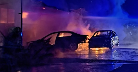 Siedem pojazdów spłonęło w pożarze warsztatu samochodowego pod Kielcami. Ogień wybuchł w środę nad ranem w miejscowości Kostomłoty II.