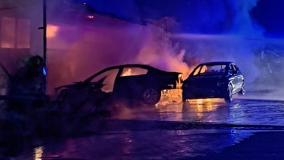 Spłonęło siedem samochodów. Pożar warsztatu koło Kielc