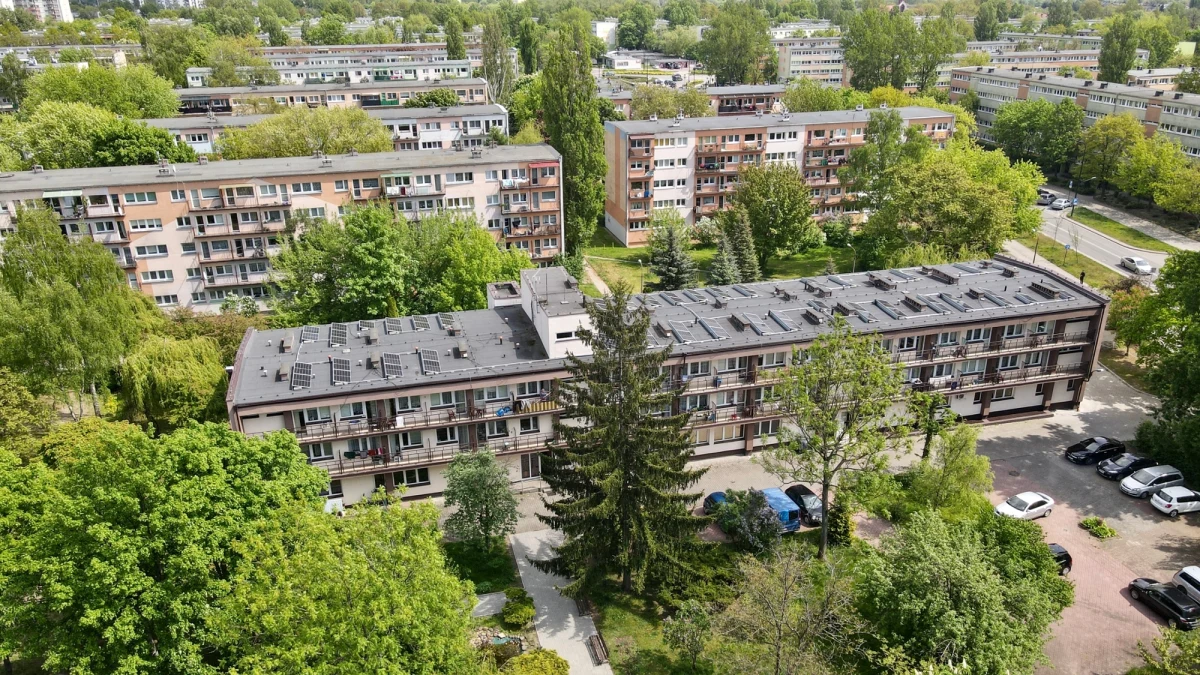 Fotowoltaika w Łodzi rozszerza się na kolejne budynki miejskich instytucji i placówek. W tym roku panele solarne pojawią się na około 40 budynkach publicznych, m.in. na dachach szkół. 