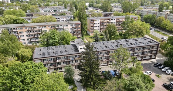 Fotowoltaika w Łodzi rozszerza się na kolejne budynki miejskich instytucji i placówek. W tym roku panele solarne pojawią się na około 40 budynkach publicznych, m.in. na dachach szkół. 