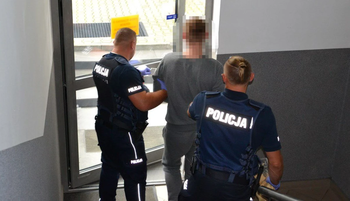 Policja zatrzymała czwartą osobę podejrzaną o udział w brutalnym napadzie w Czaczowie koło Nowego Sącza - dowiedział się reporter RMF FM Maciej Pałahicki. Trzy z nich zostały aresztowane. Pobita ofiara zmarła w szpitalu. 