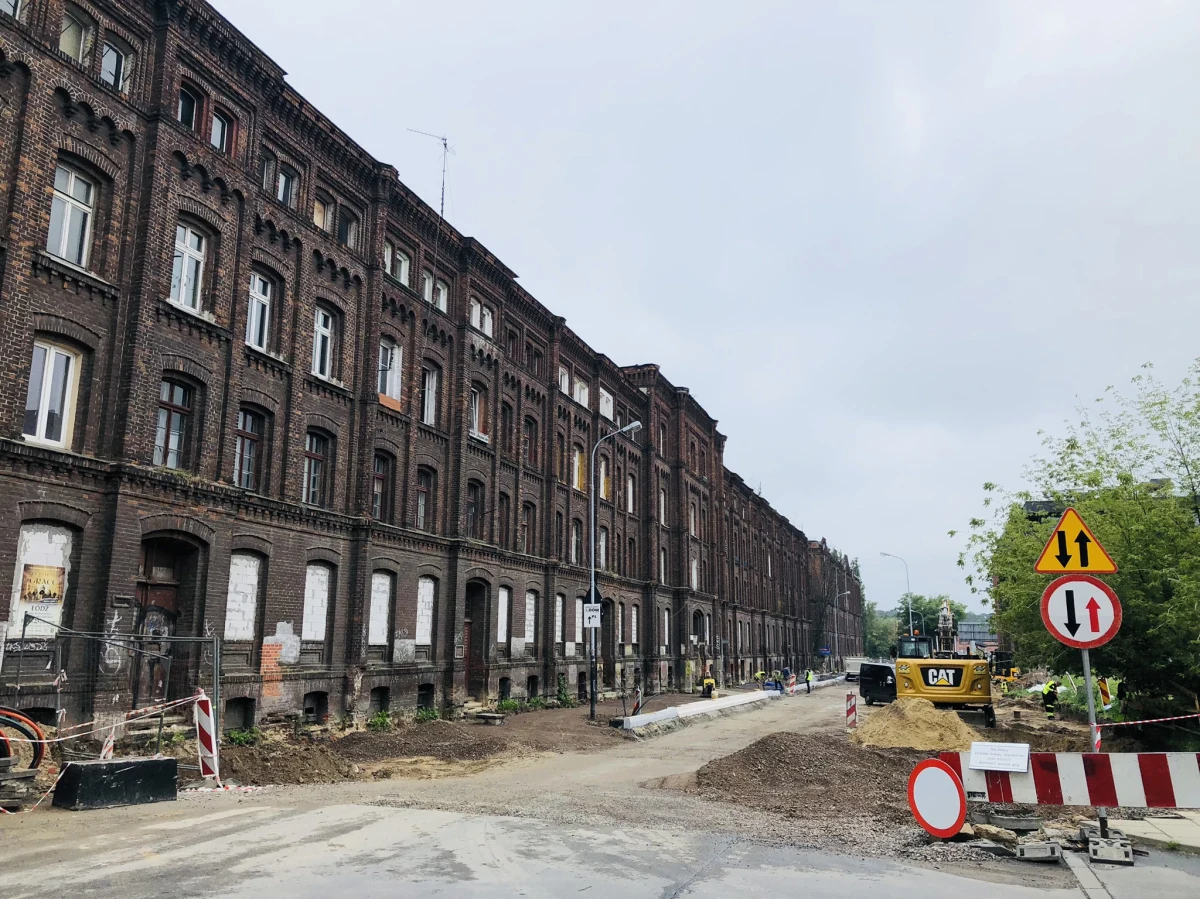 Dziś (30 sierpnia) łódzcy radni zdecydują o sprzedaży zabytkowych famuł, czyli budynków dla robotników, jakie wybudował król bawełny - Izrael Poznański. To charakterystyczne, wielkie obiekty z czerwonej cegły naprzeciwko Manufaktury. Niedawno magistrat zapowiadał ich wielką rewitalizację i metamorfozę.