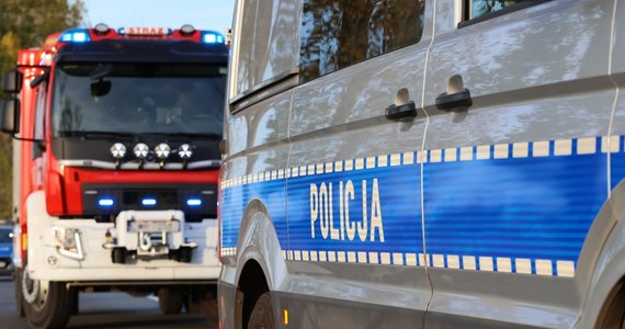 Tragiczny wypadek na autostradzie A1 w okolicy węzła Łódź Południe. 25-latek zginął w zderzeniu trzech pojazdów. Ciężarówka najechała na dwa stojące na pasie awaryjnym samochody osobowe.