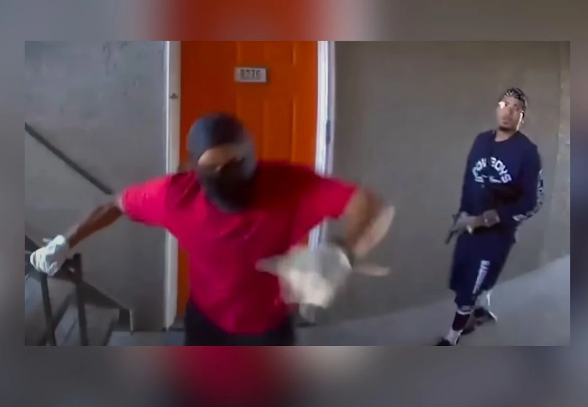 Podawali się za pracowników administracji i chcieli wejść do mieszkania. Kiedy lokator im odmówił, próbowali wyważyć drzwi. Rabusie z Dallas uciekli dopiero wtedy, kiedy w ich stronę padła seria strzałów. Nagranie z napadu stało się viralem na amerykańskich kanałach społecznościowych.