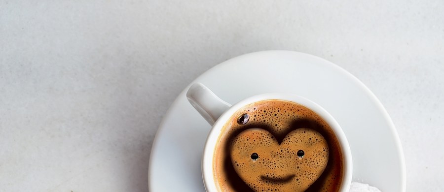 Kawa zbożowa – wielu kojarzy się z dzieciństwem, dla niektórych jest alternatywą do napoju z kofeiną. Produkuje się ją  z mieszanki różnych prażonych roślin. Najczęściej w jej składzie znajdziemy żyto, cykorię oraz buraka cukrowego, ale niektóre z nich z nich zawierają także pszenicę, jęczmień, a także korzeń mniszka lekarskiego. Czy może być zdrowszą alternatywą dla kofeinowej kawy? 