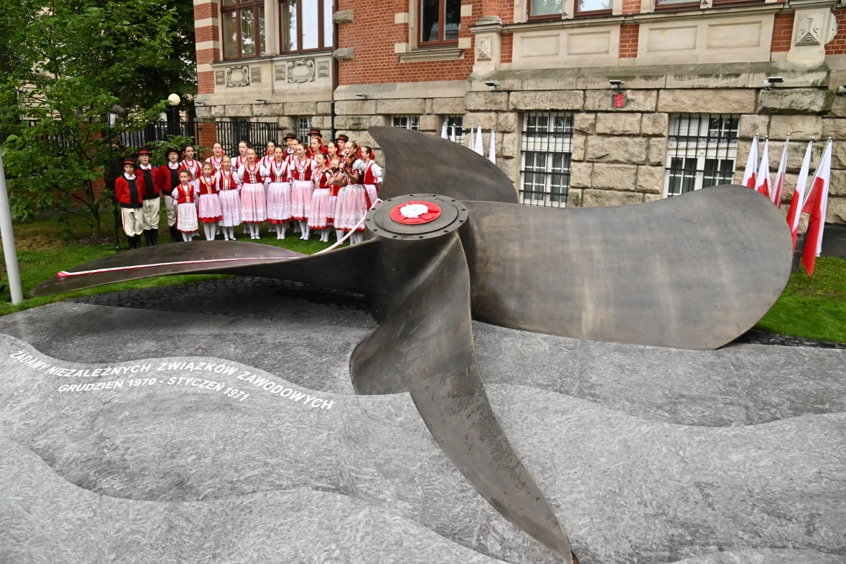 Pomnik upamiętniający uczestników strajku ze stycznia 1971 roku odsłonięto dziś w Szczecinie. Nieprzypadkowo w rocznicę podpisania Porozumień Sierpniowych. Przy urzędzie wojewódzkim ustawiona została 7-metrowa śruba ze statku MS "Solidarność". 