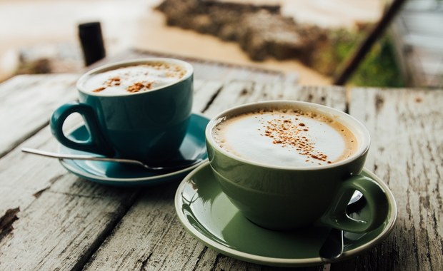 Dla wielu z nas, filiżanka aromatycznej kawy to obowiązkowy punkt każdego poranka. Po kawę sięgamy także w ciągu dnia… niektórzy z nas wielokrotnie. Ile kubków pełnych kofeinowego naparu można wypić, by nie zaszkodzić swemu zdrowiu? Okazuje się, że znacznie więcej niż niegdyś sądzono.